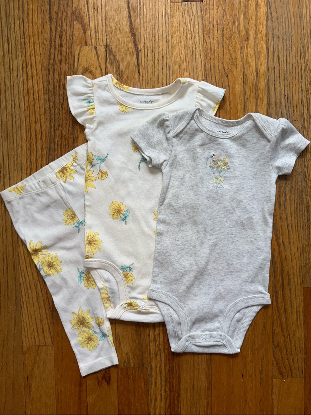 Carter's Baby Girl 3-piece set - Picture 2 of 7